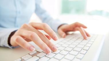 Internet: Frau tippt auf Tastatur