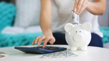 Geld: Frau mit Sparschwein