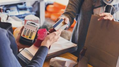 Einzelhandel: Person bezahlt mit Karte