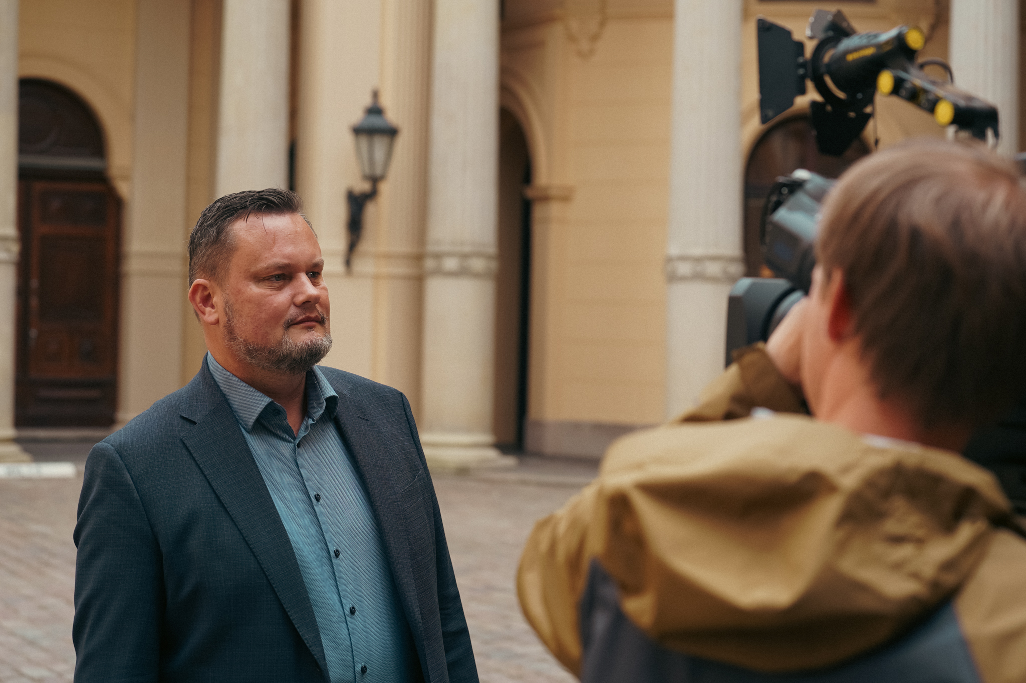 René Domke vor dem Schweriner Schloss vor einer Kamera